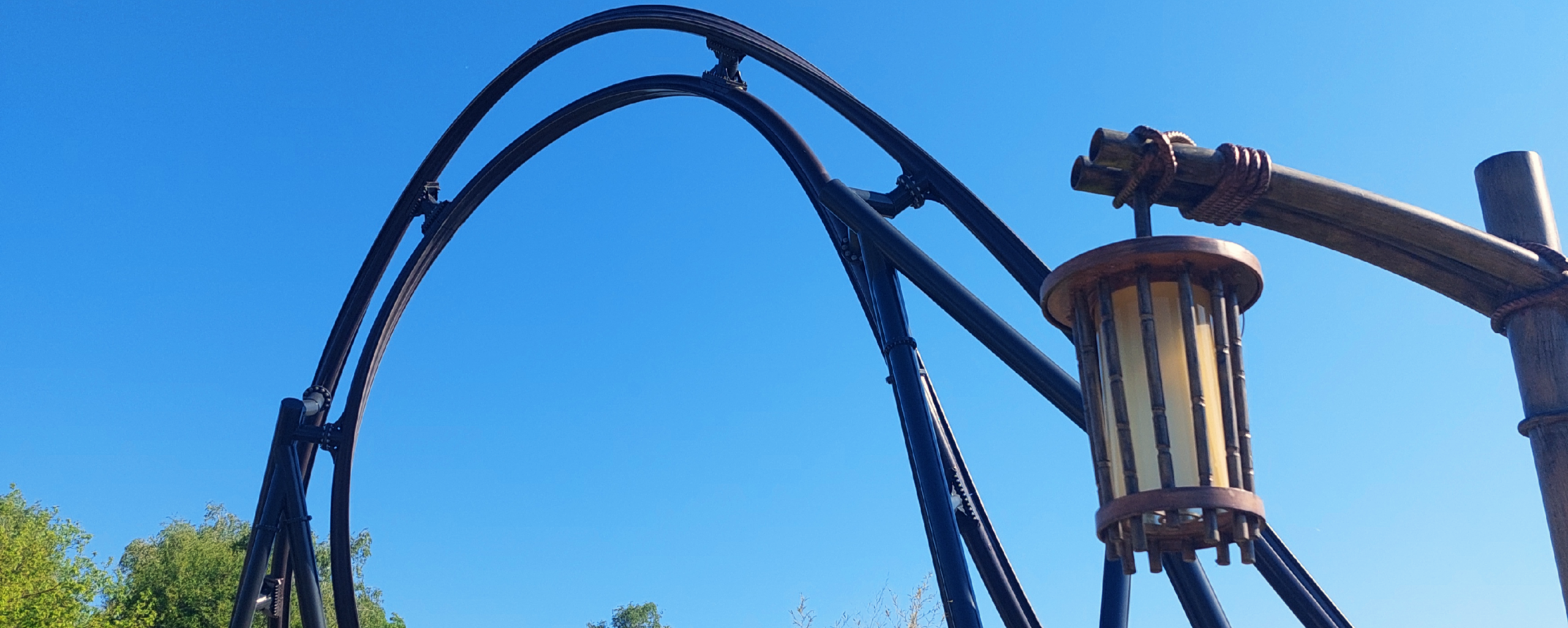 Montagne russe Mahuka à Walibi Rhône-Alpes, un parc d'attractions en Isère