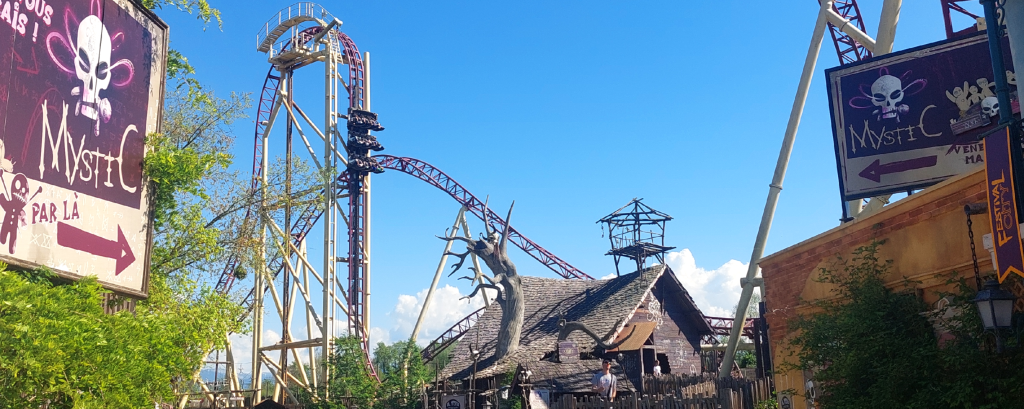 Montagne russe Mystic à Walibi Rhône-Alpes, un parc d'attractions en Isère